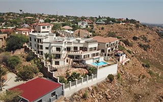 6 Bedroom House in Noordheuwel