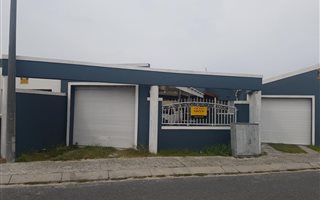 3 Bedroom House in Strandfontein