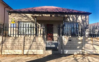 4 Bedroom House in Regents Park