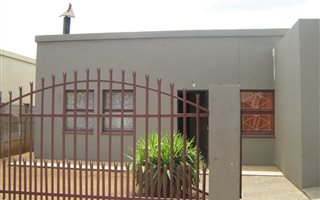 2 Bedroom House in Heidedal