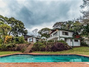 5 Bed House in Woodside