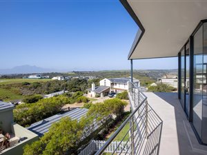 4 Bed House in Oubaai and surrounds