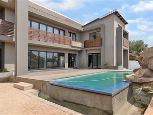 4 Bed House in Heuningklip