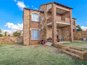2 Bed Apartment in Mooikloof Ridge
