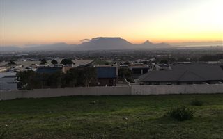 987 m² Land available in Baronetcy Estate