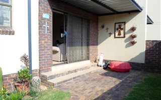 2 Bedroom Townhouse in Noordheuwel