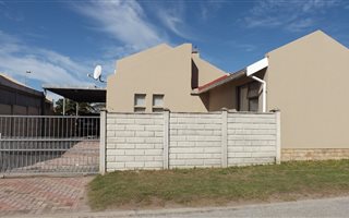 4 Bedroom House in Overbaakens
