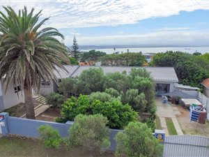 5 Bed House in Mossel Bay Central