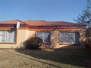 2 Bed Townhouse in Vanderbijlpark CE2