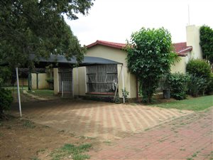 3 Bed House in Highway Gardens