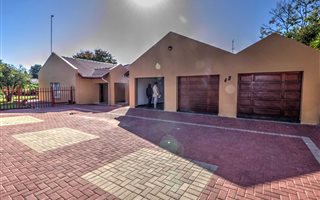 3 Bedroom House in Aston Manor
