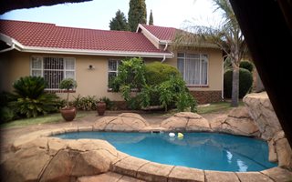 4 Bedroom House in Heuweloord