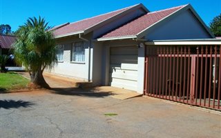 3 Bedroom House in Dan Pienaarville