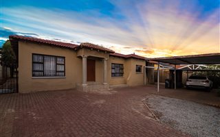 4 Bedroom House in Witpoortjie