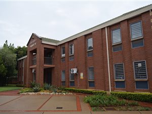633 m² Commercial space in Die Hoewes
