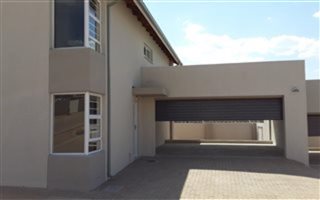 3 Bedroom Townhouse in Die Heuwel