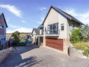 4 Bed House in Cotswold Downs Estate