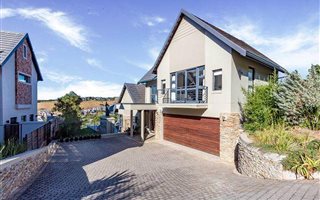 4 Bedroom House in Cotswold Downs Estate