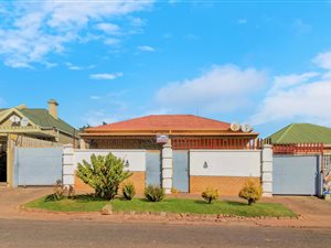 6 Bed House in Troyeville