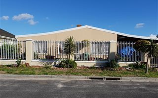 4 Bedroom House in Bothasig