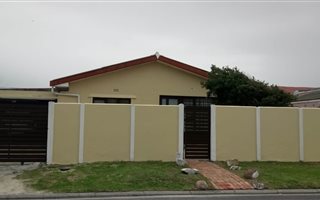 4 Bedroom House in Grassy Park