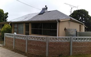 2 Bedroom House in Uitenhage Central
