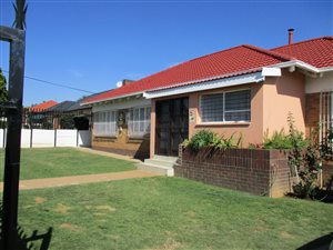3 Bed House in Robertsham