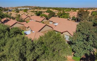 3 Bedroom Simplex in Pierre van Ryneveld
