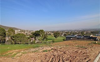 995 m² Land available in Baronetcy Estate
