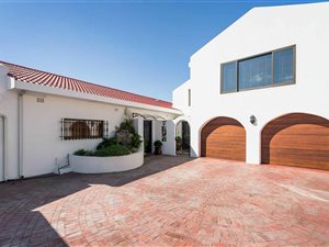 4 Bed House in Bloubergstrand