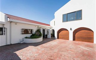 4 Bedroom House in Bloubergstrand