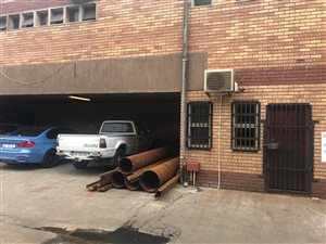 606 m² Industrial space in Jacobs