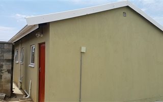 2 Bedroom House in Soweto On Sea