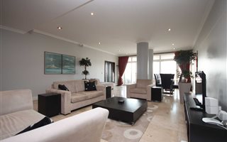 2 Bedroom Apartment in Mouille Point