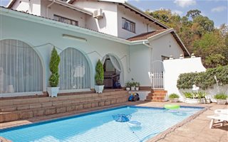 6 Bedroom House in Padfield Park