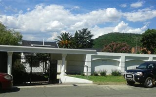 8 Bedroom House in Mondeor