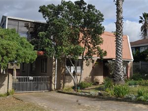 3 Bed House in Dana Bay