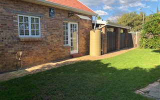 1 Bedroom Garden Cottage in Somerset West Central