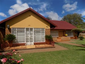 4 Bed House in Oberholzer