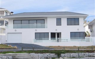 6 Bedroom House in Bloubergstrand