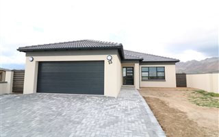 3 Bedroom House in Fairview Golf Estate
