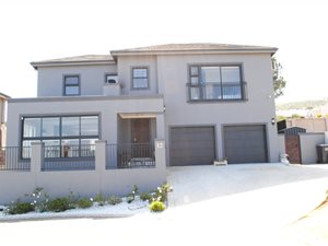 3 Bed House in Somerset West Central