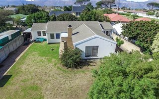 4 Bedroom House in Die Bos