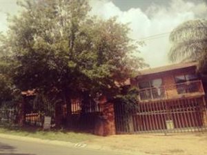 4 Bed House in Kloofendal