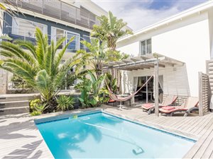 6 Bed House in Bloubergstrand