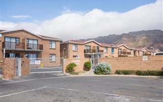 2 Bedroom Apartment in Gordons Bay Central