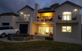 4 Bedroom House in Rooi Els