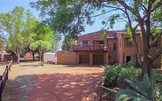 4 Bedroom House in Monavoni AH