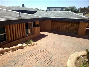 5 Bed House in Effingham