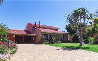 4 Bedroom House in Glentana